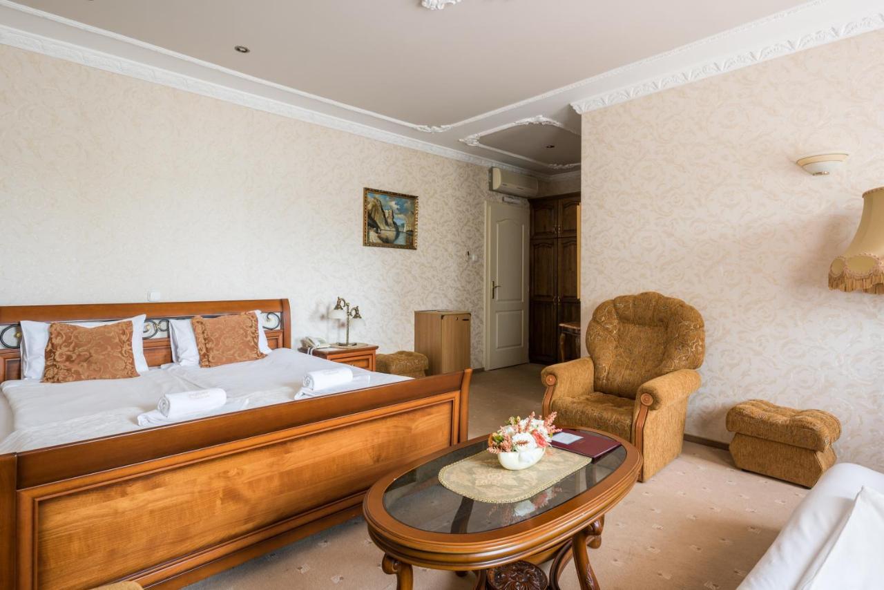 Hotel Bibic Es Tueskevar Etterem Es Horgaszto Nyíregyháza المظهر الخارجي الصورة