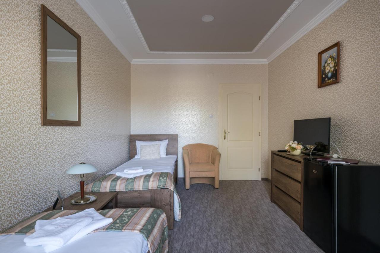 Hotel Bibic Es Tueskevar Etterem Es Horgaszto Nyíregyháza المظهر الخارجي الصورة