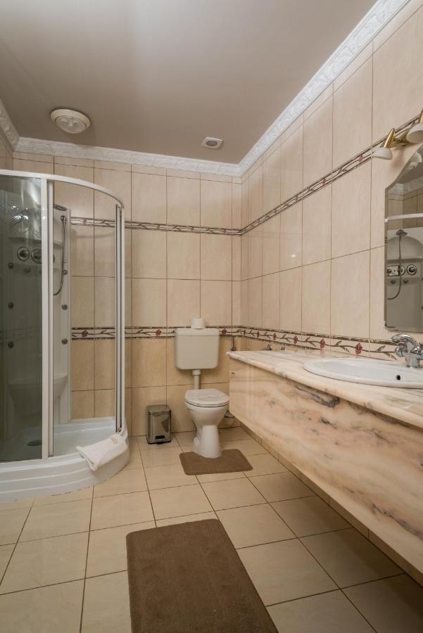 Hotel Bibic Es Tueskevar Etterem Es Horgaszto Nyíregyháza المظهر الخارجي الصورة