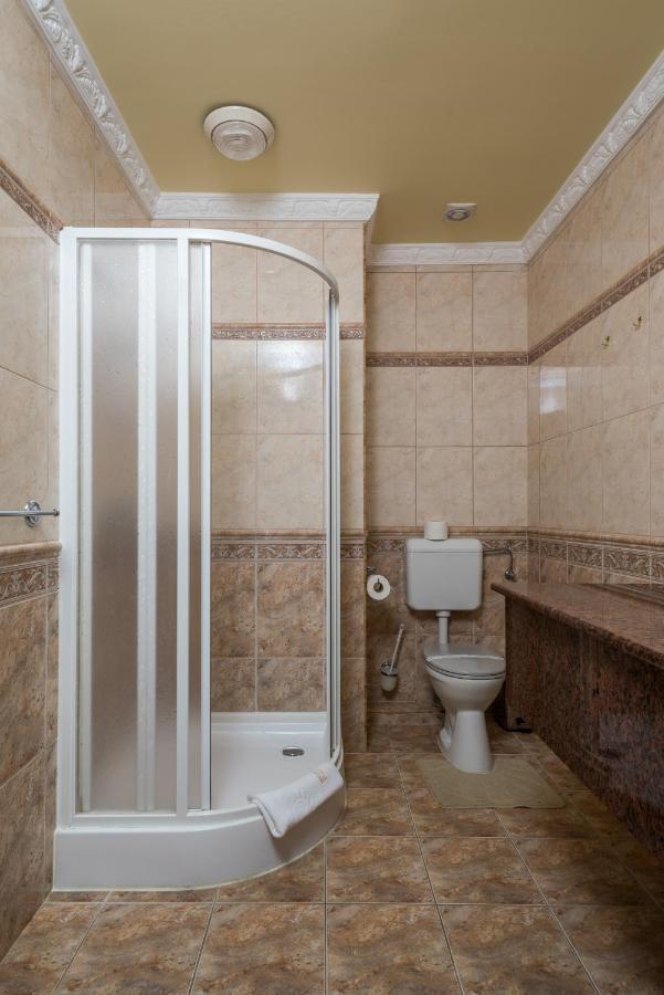 Hotel Bibic Es Tueskevar Etterem Es Horgaszto Nyíregyháza المظهر الخارجي الصورة