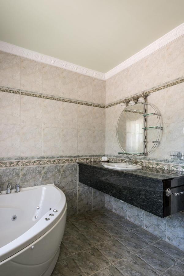 Hotel Bibic Es Tueskevar Etterem Es Horgaszto Nyíregyháza المظهر الخارجي الصورة