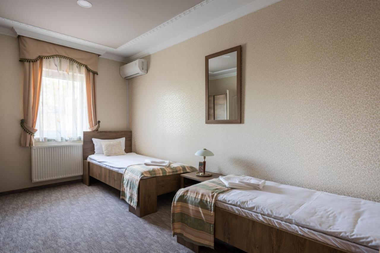 Hotel Bibic Es Tueskevar Etterem Es Horgaszto Nyíregyháza المظهر الخارجي الصورة